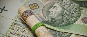 Wyłudzili pieniądze oferując maszynę leśną