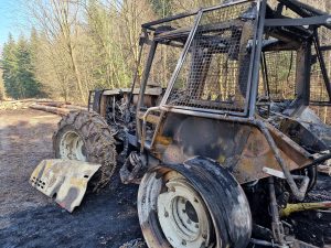 Spalono ciągnik z&nbsp;osprzętem